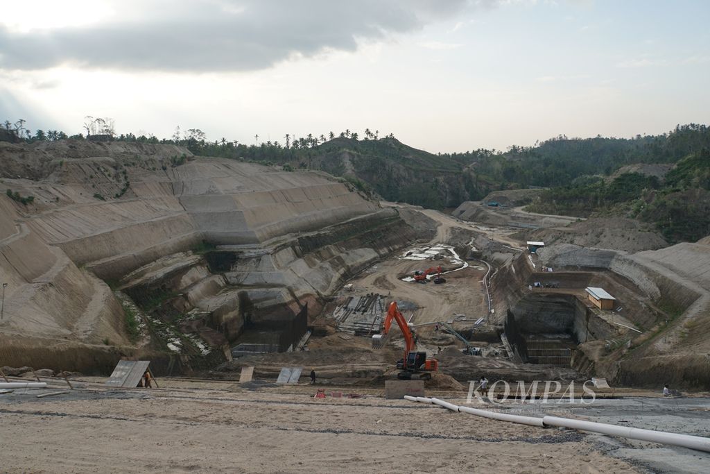 Pembangunan di area bangunan pelimpah (<i>spillway</i>) Waduk Kuwil Kawangkoan di Minahasa Utara, Sulawesi Utara, Kamis (17/10/2019).