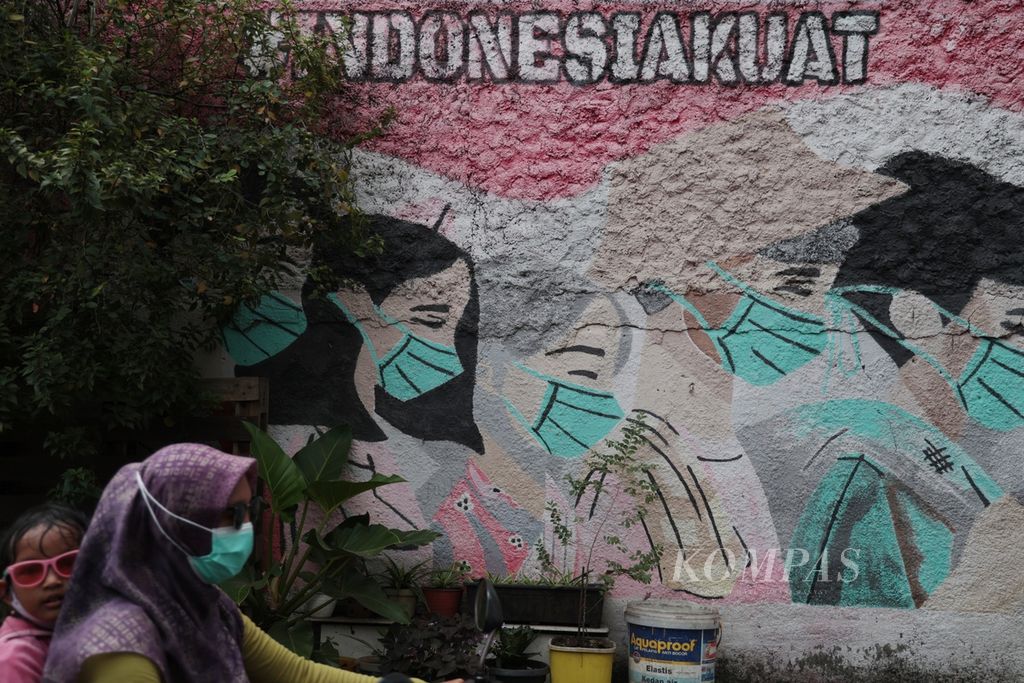 Sisa-sisa kampanye penanganan pandemi Covid-19 melalui seni mural masih tergambar di sebuah dinding rumah di kawasan Pisangan, Tangerang Selatan, Banten, Rabu (14/6/2023). Pemerintah akan mengikuti keputusan Organisasi Kesehatan Dunia (WHO) yang mencabut status kedaruratan kesehatan global untuk Covid-19.