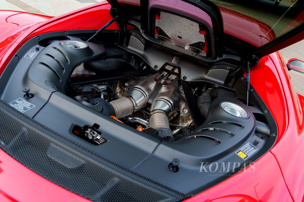 Ruang mesin Ferrari 296 GTB berisi mesin V6 dengan turbo ganda yang dipadukan dengan sistem Plug-in Hybrid Electric Vehicle (PHEV). 