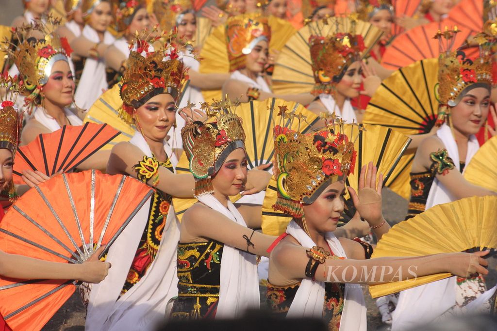 Sebanyak 1.200 siswi SD-SMA se-Banyuwangi, Jawa Timur, yang terseleksi, menari kolosal dalam Festival Gandrung Sewu 2023 di Pantai Marina Boom, Banyuwangi, Sabtu (16/9/2023)