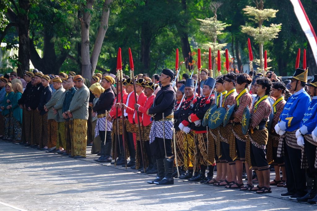 Para peserta mengikuti upacara Hari Jadi Ke-279 Kota Surakarta di Taman Balekambang, Kota Surakarta, Jawa Tengah, Sabtu (17/2/2024). Semua peserta upacara bertema budaya itu mengenakan pakaian adat. Pemimpin upacaranya ialah Kanjeng Gusti Pangeran Adipati Aryo Mangkunegara X, yang juga pemimpin Pura Mangkunegaran.