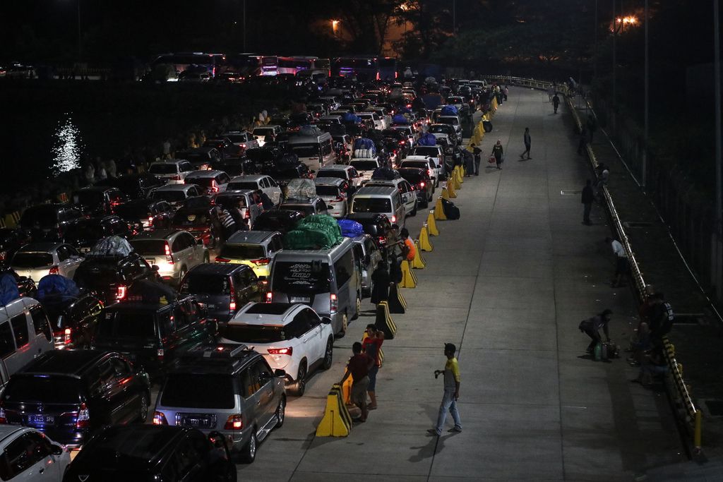 Thousands of homecoming vehicles line up before entering the ferry at Merak Harbor, Cilegon, Banten, Thursday (20/4/2023). As many as 470,495 people have crossed from Java Island to Sumatra Island on D-10 to D-4 Eid 2023.