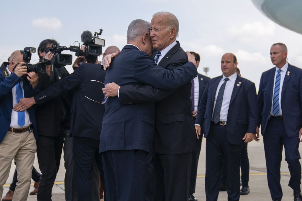 Presiden AS Joe Biden disambut pelukan oleh Perdana Menteri Israel Benjamin Netanyahu saat tiba di Bandara Internasional Ben Gurion, Rabu (18/10/2023). 