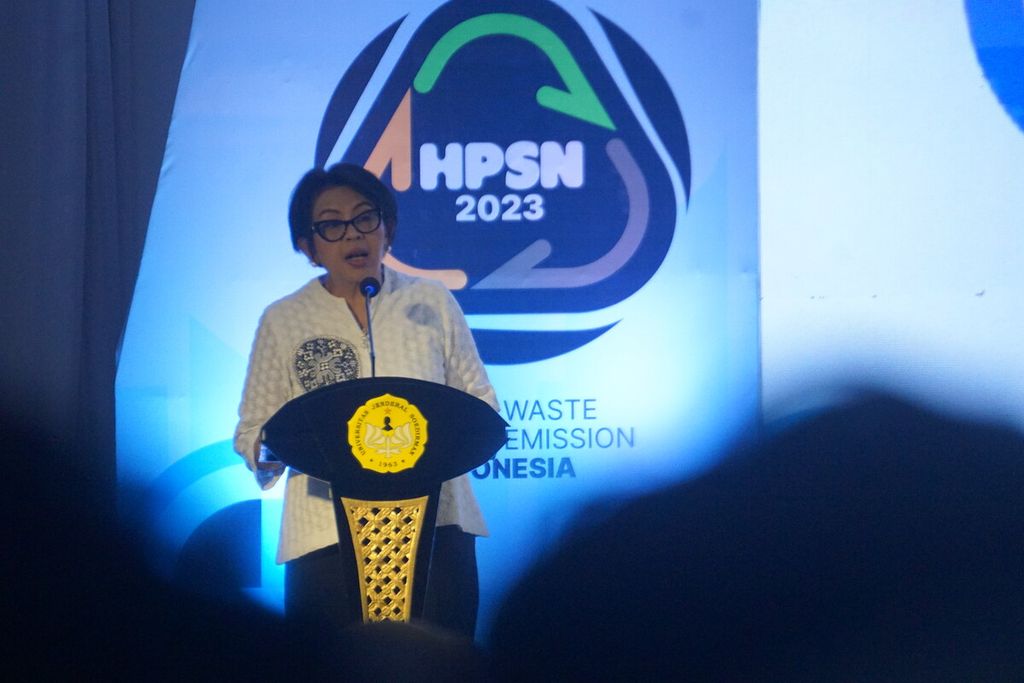 Direktur Jenderal Pengelolaan Sampah, Limbah, dan B3 Kementerian Lingkungan Hidup dan Kehutanan Rosa Vivien Ratnawati memberikan <i>keynote speech</i> dalam <i>talk show</i> yang digelar Universitas Jenderal Soedirman bersama Kementerian Lingkungan Hidup dan Kehutanan dengan tema Menuju Zero Waste, Zero Emission Indonesia”, di Purwokerto, Banyumas, Jawa Tengah, Rabu (15/2/2023).