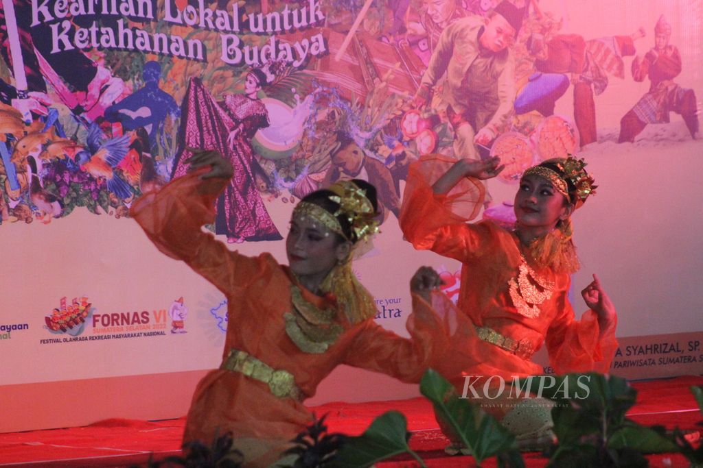 Dua penari dari Kabupaten Kota Palembang, Sumatera Selatan menunjukan seni tari kreasi tradisional berjudul "Nampi" di Pagelaran Pekan Kebudayaan Daerah (PKD) Sumsel, Jumat (3/6/2022). Tarian ini menggambarkan aktivitas perempuan menampi beras. 