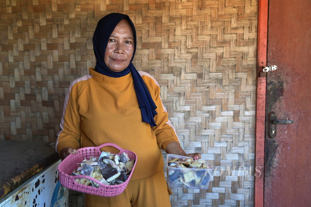 Imasitoh shows pieces of jambal roti salted fish in Pangandaran Village, Pangandaran District, Pangandaran Regency, West Java, Monday (6/5/2024). 