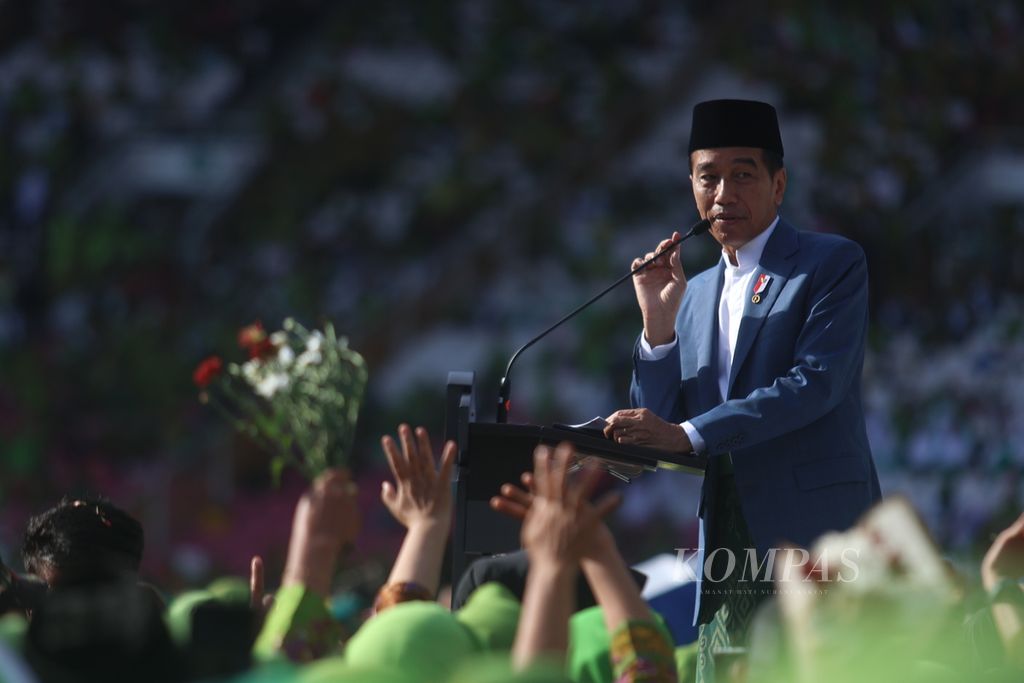 Presiden Joko Widodo memberikan sambutan saat mengikuti hari lahir (harlah) ke-78 Muslimat Nahdlatul Nahdlatul Ulama (NU) di Stadion Gelora Bung Karno, Jakarta, Sabtu, (20/1/2024).