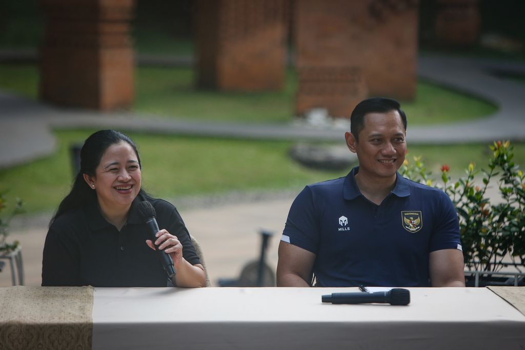 Ketua DPP Partai Demokrasi Indonesia Perjuangan (PDI-P) Puan Maharani (kiri) dan Ketua Umum Partai Demokrat Agus Harimurti Yudhoyono (kanan) menyampaikan keterangan pers di kawasan Gelora Bung Karno, Jakarta, Minggu (18/6/2023).