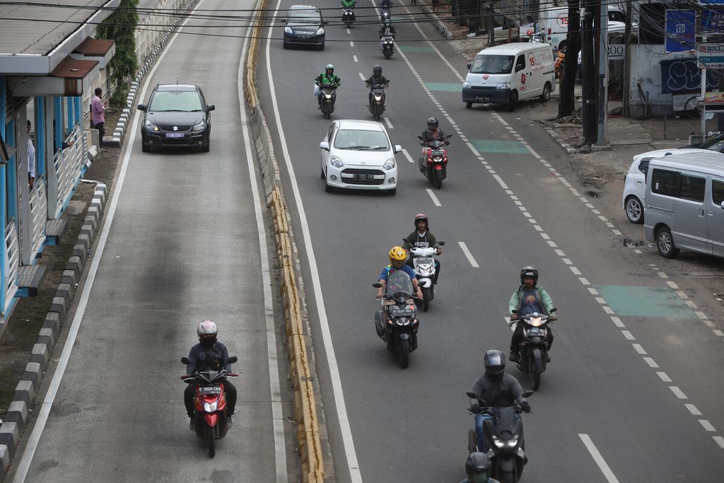 Pengendara motor menerobos jalur Transjakarta di kawasan Warung Buncit, Jakarta Selatan, Senin (27/1/2020). 