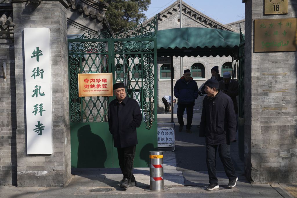 Warga Muslim keluar dari Masjid Niujie seusai menunaikan shalat pada hari pertama Ramadhan di Beijing, China, 12 Maret 2024. 