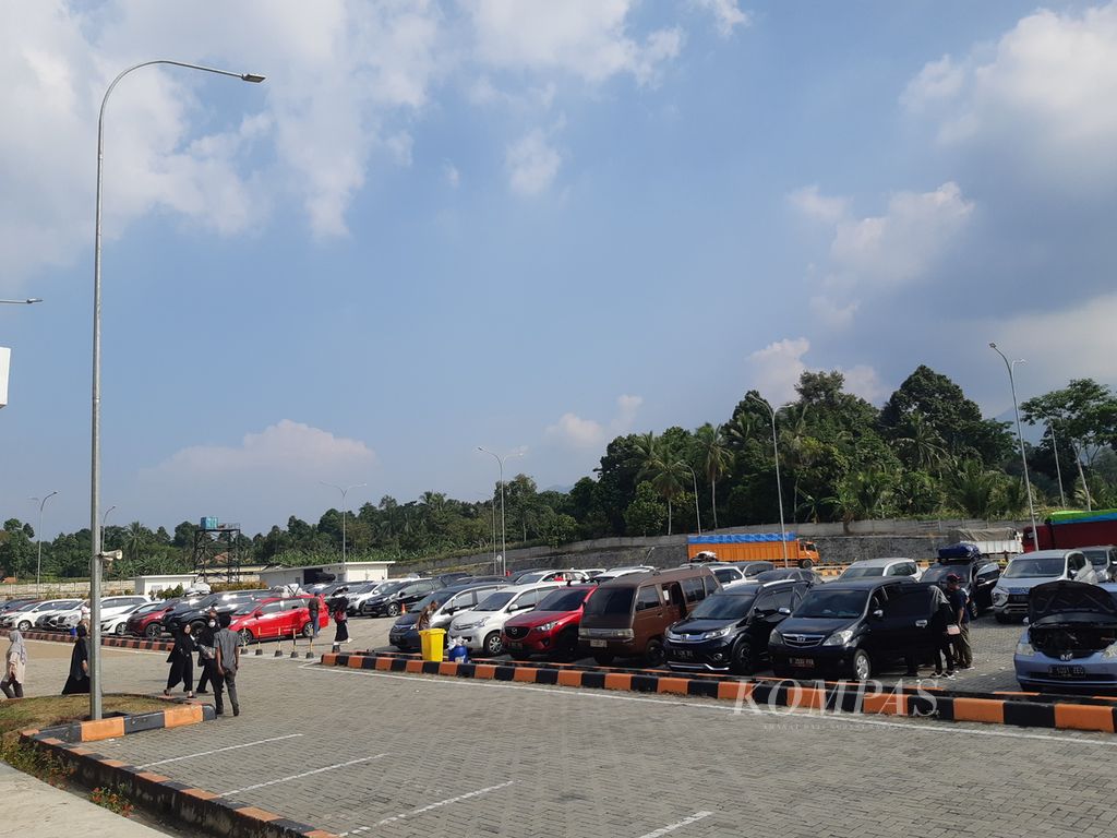 Suasana di Rest Area Kilometer 20 A Jalan Tol Bakauheni-Terbanggi Besar, Kabupaten Lampung Selatan, Lampung, ramai pada Rabu (19/4/2023). 