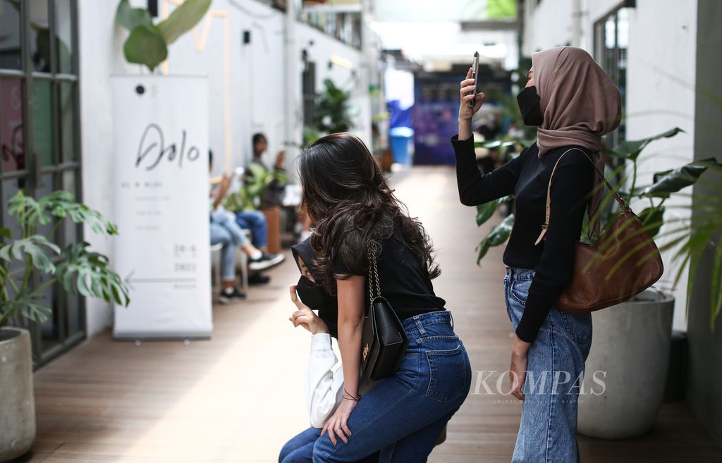 Three young women use mirrors to take selfies together at M Bloc Space, Blok M, South Jakarta, Thursday (3/3/2022). Me time or giving yourself time to have fun can be done in various ways and one of them is hanging out or visiting interesting places, alone or with friends.