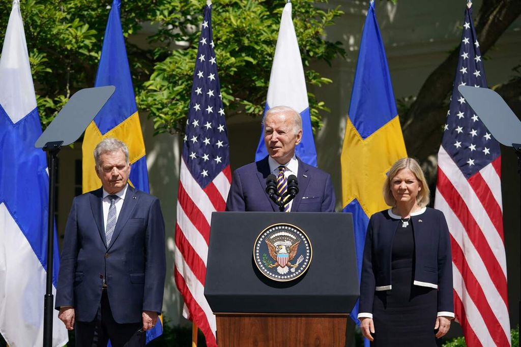 Presiden Amerika Serikat Joe Biden, diapit Perdana Menteri Swedia Magdalena Andersson dan Presiden Finlandia Sauli Niinistö, memberikan keterangan di Taman Mawar di kompleks Gedung Putih, Washington DC, Amerika Serikat, Rabu (19/5/2022). Biden memberikan dukungan penuh kepada Swedia dan Finlandia untuk bergabung ke dalam NATO. 