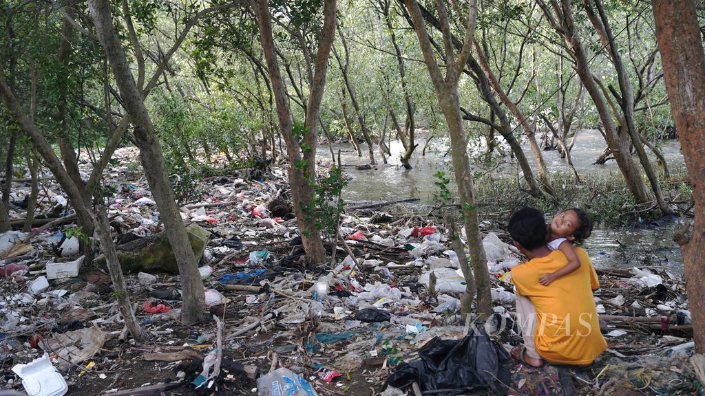 Dominasi sampah plastik memenuhi pesisir di Desa Pantai Mekar, Kecamatan Muaragembong, Kabupaten Bekasi, Jawa Barat, Kamis (27/10/2022). 