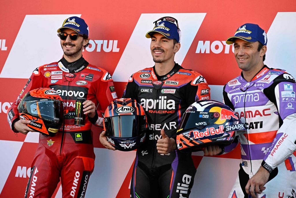 Pebalap Aprilia, Maverick Vinales (tengah), merayakan keberhasilannya meraih <i>pole position</i> MotoGP Valencia bersama Francesco Bagnaia (kiri) dan Johann Zarco, Sabtu (25/11/2023).