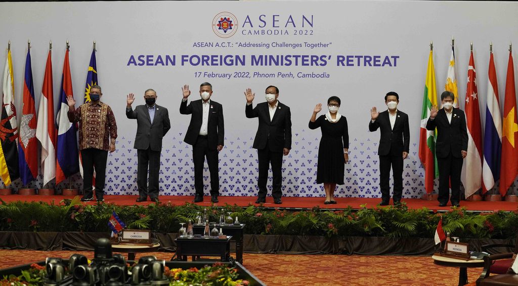 Para menteri luar negeri Perhimpunan Bangsa-bangsa Asia Tenggara atau ASEAN berpose pada sesi foto bersama di Phnom Penh, Kamboja, Kamis (17/2/2022). (AP Photo/Heng Sinith)
