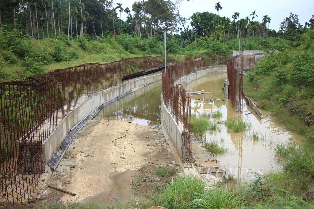 Salah satu saluran air bagian dari proyek rehabilitasi Bendung Krueng (Sungai) Pase, di Desa Maddi, Kecamatan Nibong, Kabupaten Aceh Utara, Provinsi Aceh, yang belum rampung. Pembangunan proyek itu hingga Minggu (18/6/2023) belum rampung sehingga sekitar 8.900 hektar sawah tidak teraliri air. Petani mengalami kerugian karena tidak bisa menggarap sawahnya.