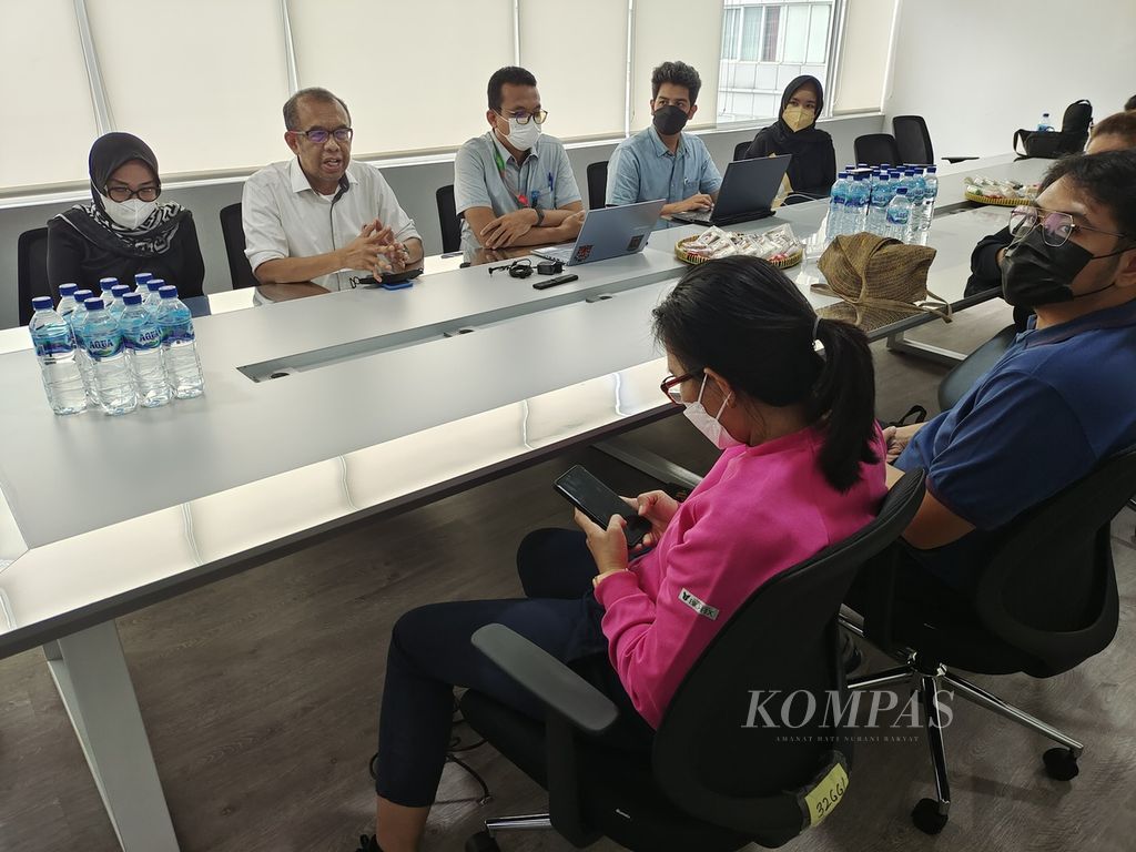 Ketua Umum Organisasi Anti-Doping Indonesia (IADO) Gatot S Dewa Broto (kedua dari kiri) didampingin Sekretaris Jenderal IADO Eka Wulan Sari (kiri) memberikan keterangan pers mengenai rencana penyelenggaraan Seminar Akbar Anti-Doping di Kantor IADO, Jakarta, 17 November 2022. 