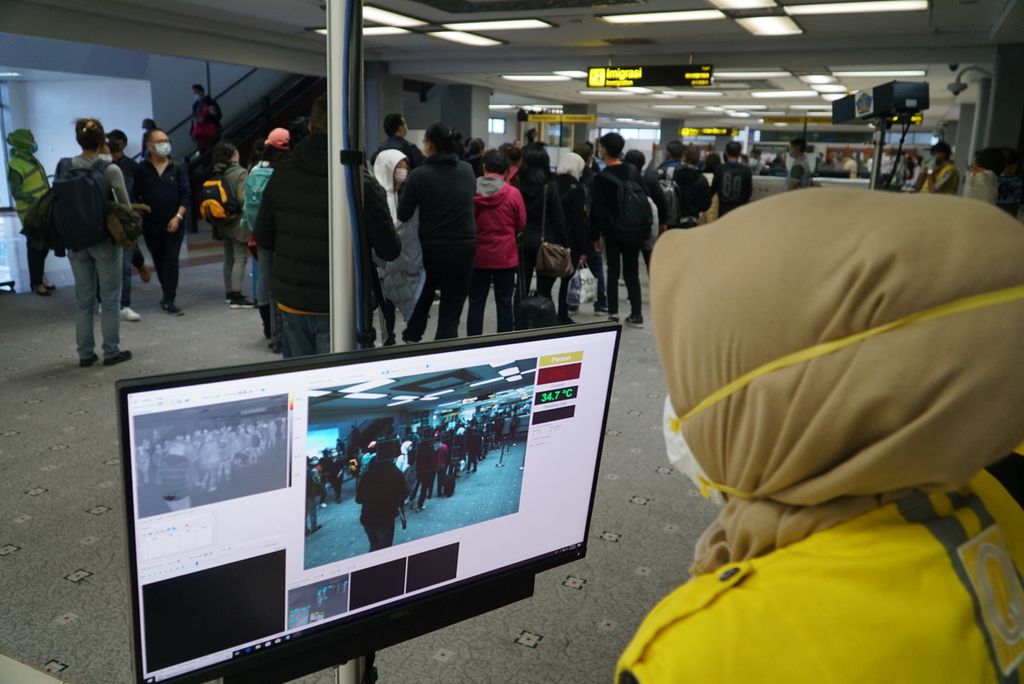 Ilustrasi petugas memantau suhu tubuh penumpang. Foto diambil di Bandara Internasional Minangkabau, Padang Pariaman, Sumatera Barat, pada 26 Januari 2020. 