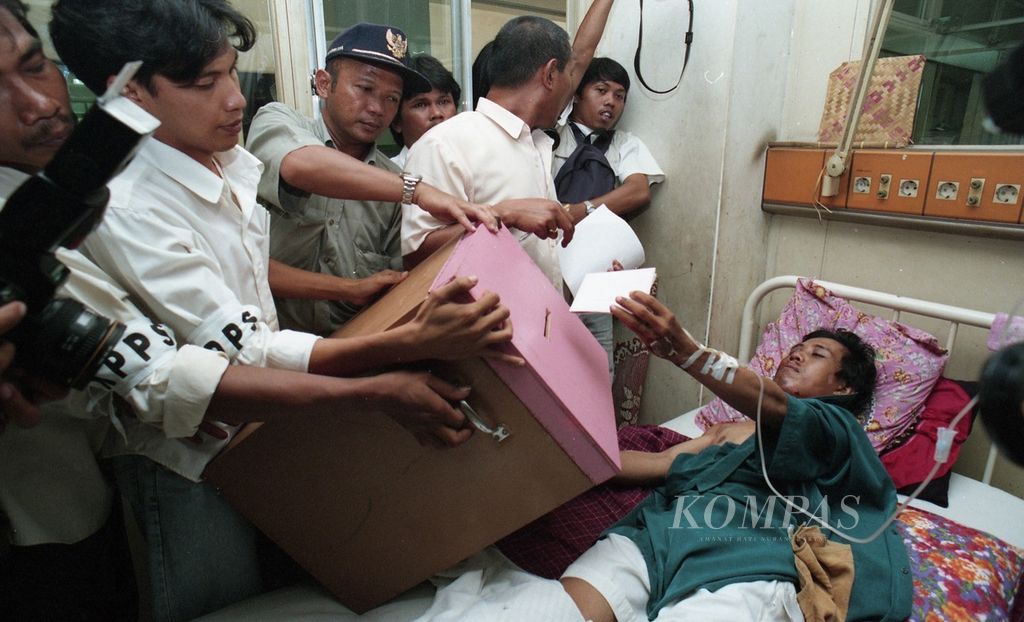 Mencoblos bisa dilakukan di mana pun, yang penting jujur, adil, langsung, umum, bebas, dan rahasia. Di Rumah Sakit Cipto Mangunkusumo, Jakarta, pun para pasien mendapat hak sama dengan yang sehat, Senin (7/6/1999). 
