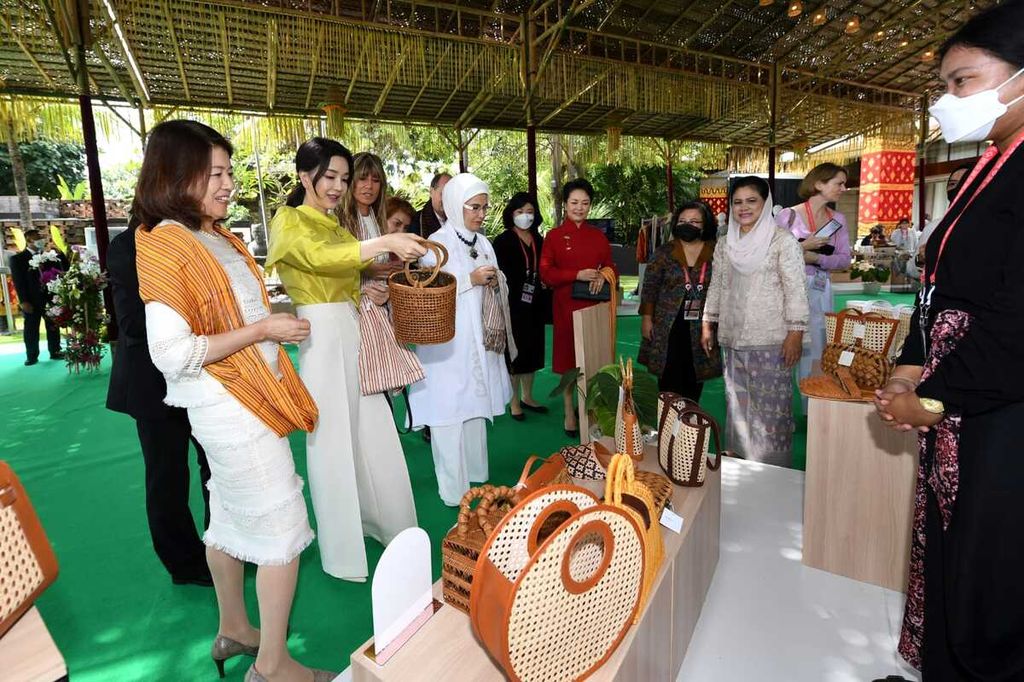 Ibu Negara Iriana Joko Widodo saat mengajak para pendamping pemimpin negara-negara G20 dan lembaga internasional melihat pameran produk usaha mikro, kecil, dan menengah yang digelar di Sofitel Bali Nusa Dua Beach Resort, Selasa (15/11/2022).