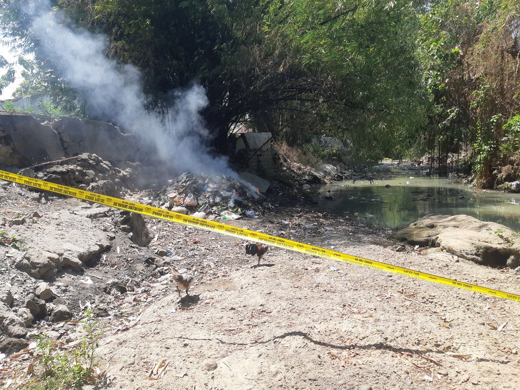 Tempat kejadian perkara pembunuhan di Desa Kasugengan Kidul, Kecamatan Depok, Kabupaten Cirebon, Jawa Barat, Sabtu (24/8/2024). Pada Jumat (23/8/2024) sore, di lokasi tersebut, Kusnadi (29) membunuh bapak kandungnya, Jana (79).