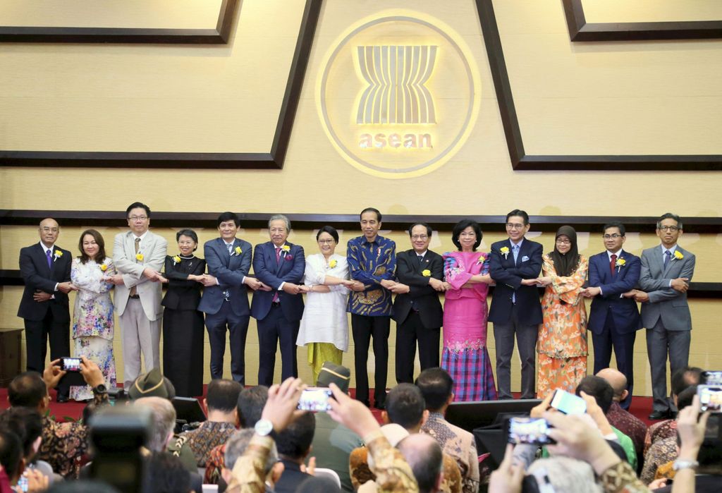 Presiden Joko widodo (baju batik), Menteri Luar Negeri Retno LP Marsudi (ketujuh kiri), Sekretaris Jendral ASEAN Le Luong Minh (keenam kiri) serta perwakilan negara anggota ASEAN berfoto bersama dalam acara Peringatan Hari Jadi ASEAN Ke-50 di Kantor sekretariat ASEAN, Jakarta (11/8/2018).