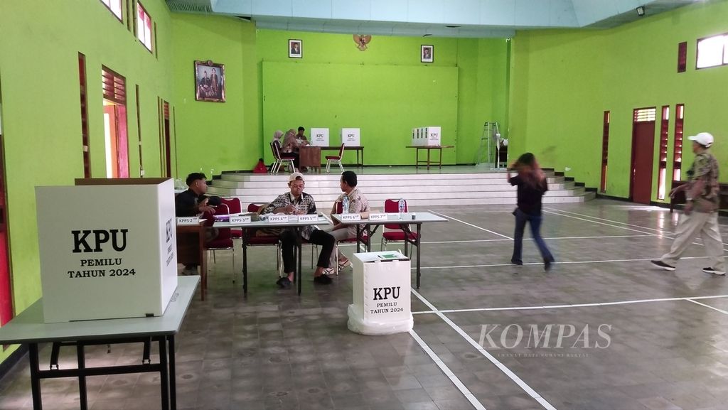 Suasana tempat pemungutan suara (TPS) yang menggelar pemungutan suara lanjutan (PSL) untuk Pemilu 2024 di Desa Tirtomartani, Kecamatan Kalasan, Sleman, DI Yogyakarta, Sabtu (24/2/2024). 