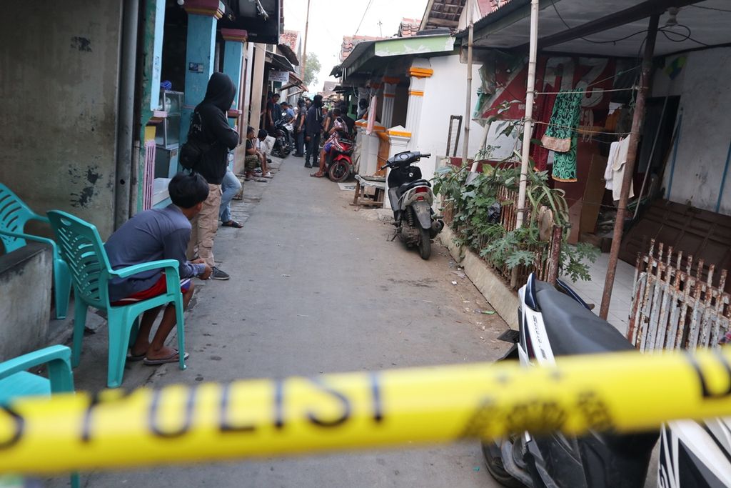 Suasana penggeledahan tempat tinggal tersangka teroris di Kelurahan Pegambiran, Kecamatan Lemahwungkuk, Kota Cirebon, Jawa Barat, Rabu (20/11/2019). Tim Densus 88 Antiteror Polri menangkap 7 tersangka teroris dalam tiga hari terakhir di Cirebon.