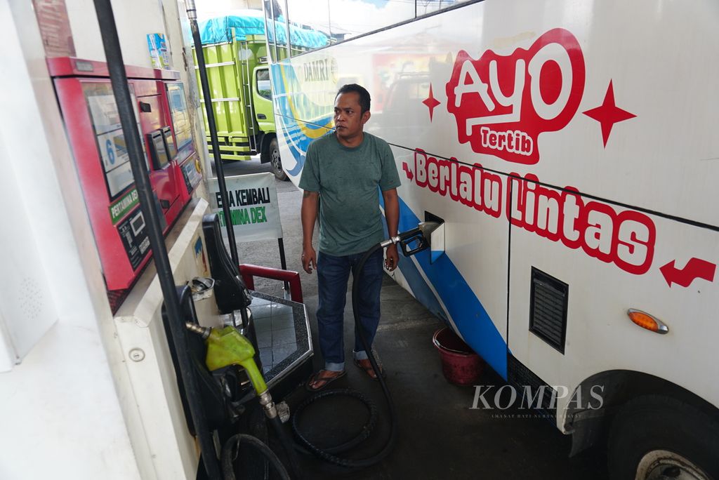 Seorang pengemudi bus Damri mengisi tangki busnya dengan biosolar pada hari pertama uji coba pendaftaran pengguna pertalite dan biosolar, Jumat (1/7/2022), di SPBU Politeknik, Manado, Sulawesi Utara.