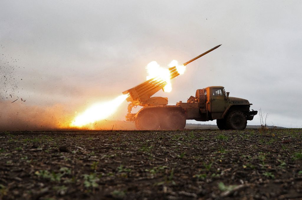 Peluncur multiroket BM-21 Grad menembakkan rudal-rudal ke arah posisi pasukan Rusia di medan pertempuran dekat Bakhmut, wilayah Donetsk, Ukraina, Minggu (27/11/2022). 