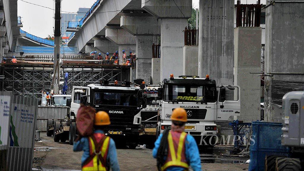 Pembangunan jalur layang untuk transportasi massal cepat  di kawasan Blok M, Jakarta Selatan, Rabu (22/3). Pemerintah  sedang membangun sejumlah proyek infrastruktur di sektor transportasi untuk mendukung pertumbuhan ekonomi nasional.