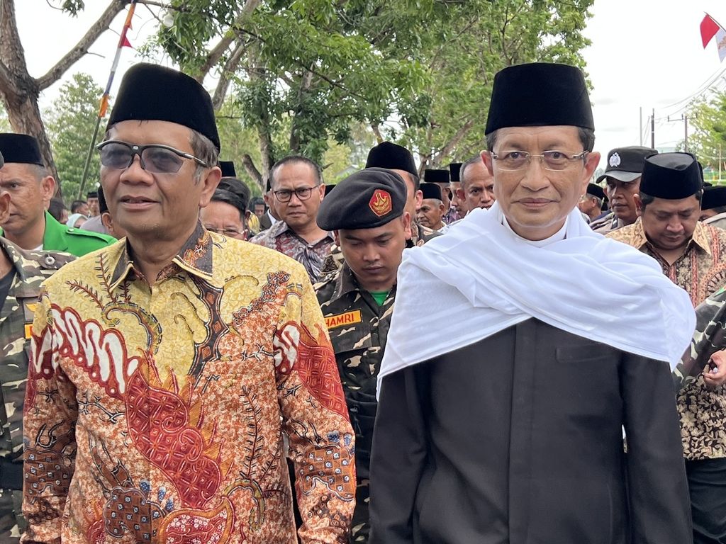 Menko Polhukam Mahfud MD dan Prof Nasaruddin Umar berjalan bersama menuju Pondok Pesantren Al Ikhlas, Bone, Sulawesi Selatan, Sabtu (25/2/2023). Mereka menghadiri Musyawarah Kerja Pengurus Pusat Pondok Pesantren Asadiyah Sengkang.
