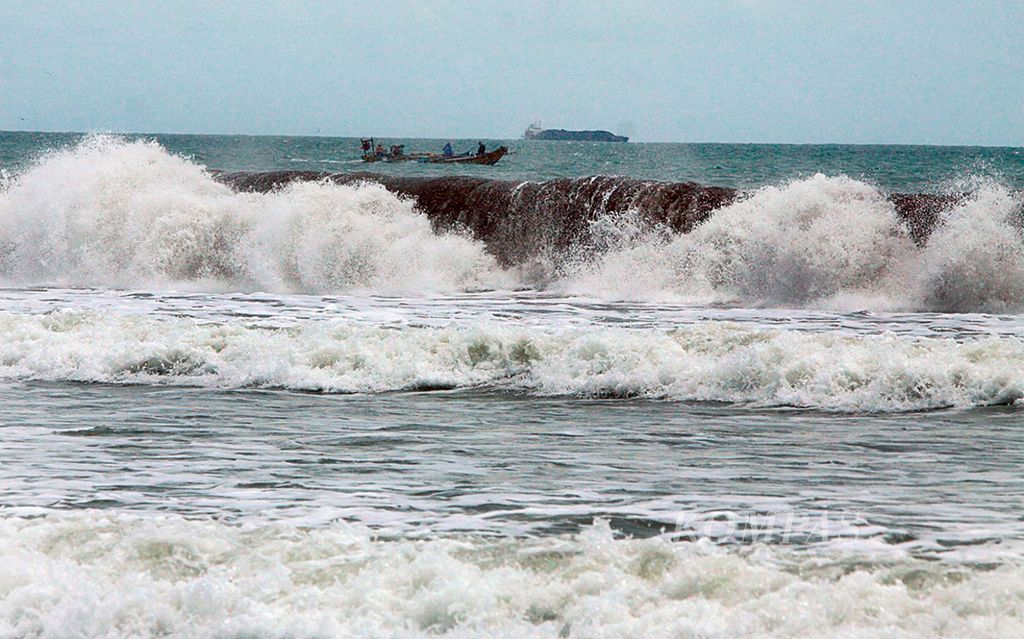 Perahu nelayan kesulitan menepi ke Pantai Widarapayung, Kabupaten Cilacap, Jawa Tengah, Selasa (15/7/2014) akibat terhadang gelombang besar. 
