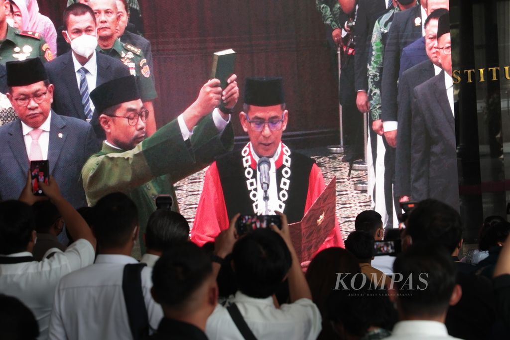 Hakim konstitusi Saldi Isra mengucap sumpah sebagai Wakil Ketua Mahkamah Konstitusi (MK) periode 2023-2028 saat pelantikan terpantau dari monitor di Gedung MK, Jakarta, Senin (20/3/2023). Saldi Isra terpilih mendampingi Anwar Usman sebagai Ketua MK.