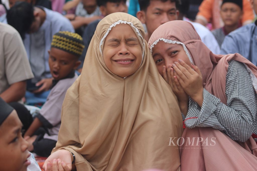 Senyum sukacita dari dua jemaah sebelum melaksanakan Ibadah shalat Idul Fitri di atas Jembatan Ampera, Sabtu (22/4/2023). Setelah pemberlakuan pembatasan kegiatan masyarakat (PPKM) dilonggarkan aktivitas tahunan ini kembali ramai diikuti warga dari dalam dan dari luar kota Palembang.
