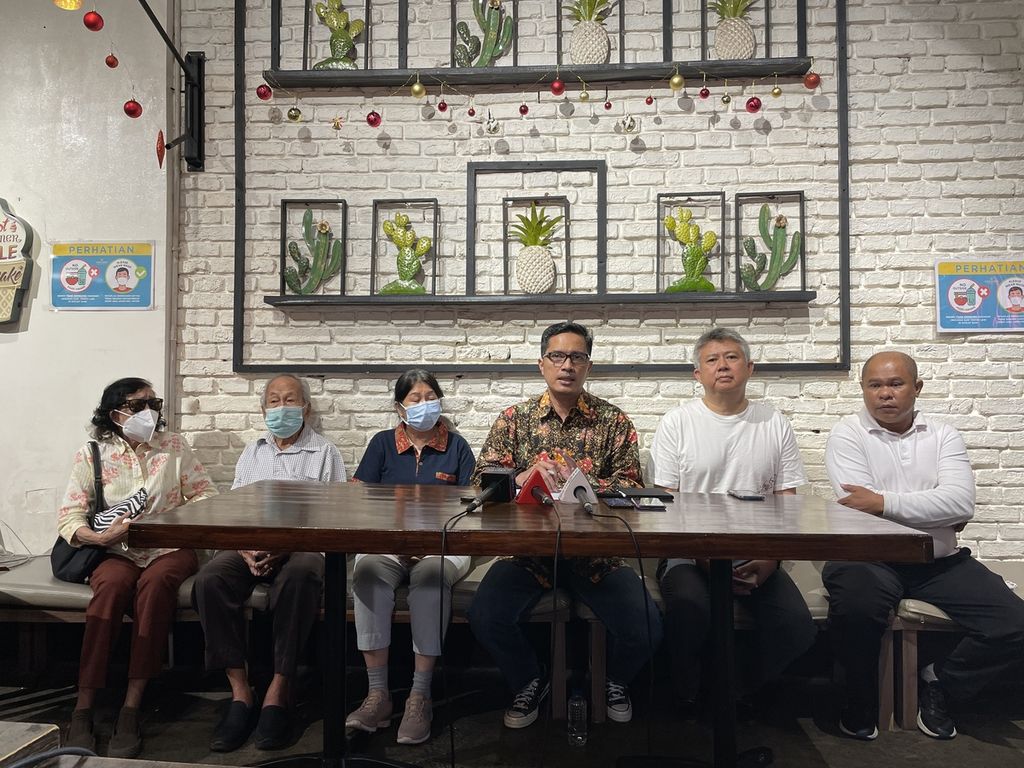 Korban kasus gagal bayar Koperasi Simpan Pinjam Indosurya didampingi kuasa hukumnya,Febri Diansyah (tiga dari kanan) saat konferensi pers, di Jakarta, Minggu (18/12/2022). 
