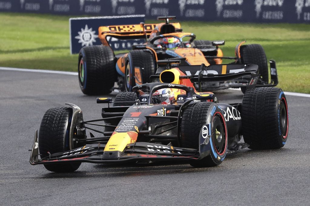 Pebalap tim Red Bull Max Verstappen memimpin balapan sprint dan diikuti pebalap tim McLaren Oscar Piastri pada ajang F1 seri Belgia di Sirkuit Spa-Francorchamps, Spa, Belgia, pada Sabtu (29/7/2023). Verstappen menjadi pemenang pada balapan itu dan Piastri di posisi kedua.
