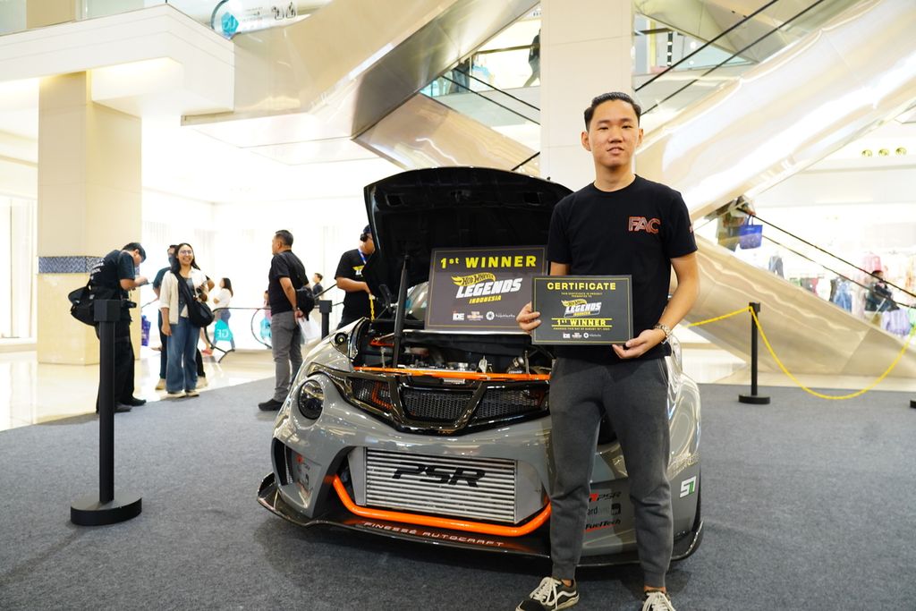 David Sebastian dianugerahi sebagai pemenang ajang modifikasi Hot Wheels Legends Tour 2023 di Mal Kota Kasablanka, Jakarta, Sabtu (19/8/2023). Mobil modifikasinya berpeluang dijadikan miniatur berskala 1 : 64 untuk dijual secara global.