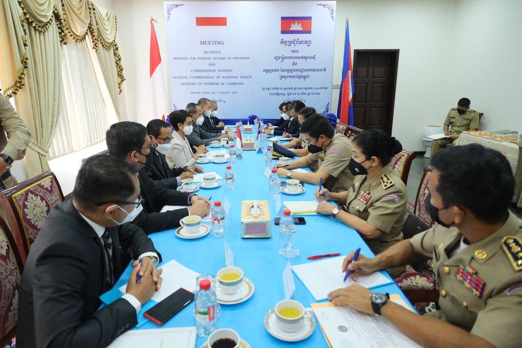 Menteri Luar Negeri Retno LP Marsudi (keempat dari kiri) didampingi di antaranya oleh Kepala Badan Pemelihara Keamanan Polri Komisaris Jenderal Polisi Arief Sulistyanto (kelima dari kiri) juga bertemu dengan Kepala Kepolisian Nasional Kamboja Jenderal Neth Savouen (keempat dari kanan, tidak terlihat) untuk membahas pengusutan kasus TPPO WNI di Phnom Penh, Kamboja, Selasa (8/2/2022).