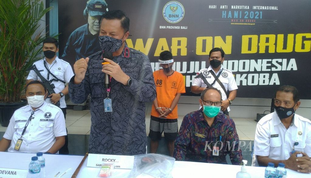 BNN Provinsi Bali menggelar jumpa pers terkait dengan pengungkapan kasus narkotika jenis sabu. Kepala BNN Provinsi Bali Gde Sugianyar Dwi Putra (berdiri, depan) dalam konferensi pers di Kantor BNN Provinsi Bali, Kota Denpasar, Selasa (8/2/2022). 