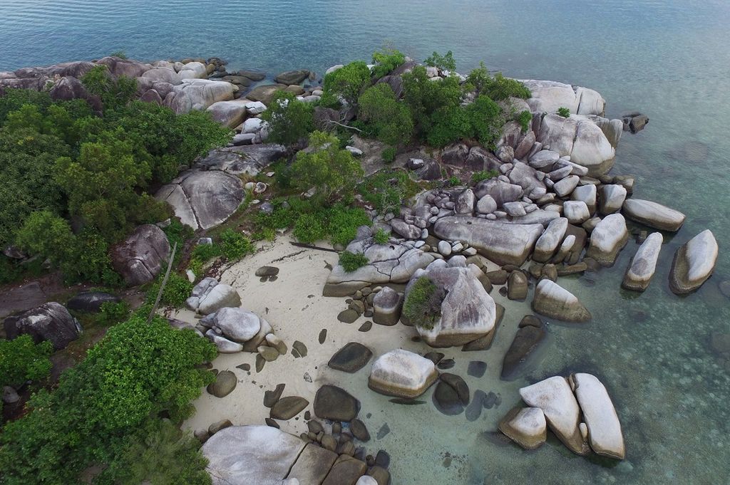 Pantai Tanjung Kelayang - Pemandangan di salah satu sudut pantai Tanjung Tinggi, Belitung, Kepulauan Bangka Belitung, Senin (13/6/2016). Lokasi ini termasuk salah satu Kawasan Ekonomi Khusus (KEK) yang ditetapkan pemerintah sejak Maret 2016 yang kegiatan utamanya di bidang Pariwisata.