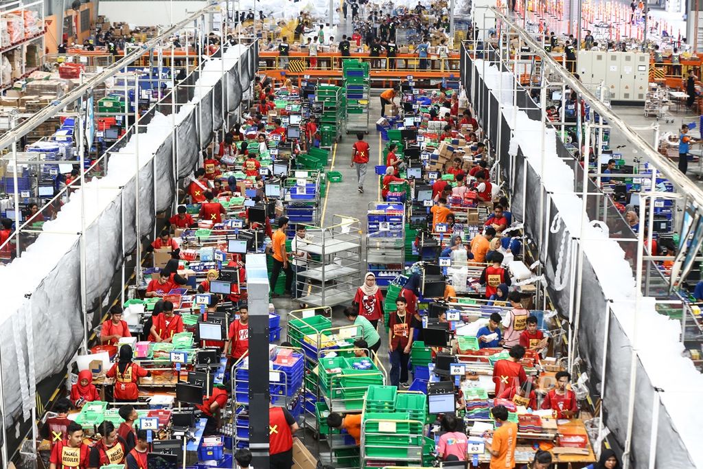 Kesibukan pekerja di warehouse Lazada di kawasan Cimanggis, Kota Depok, Jawa Barat, Selasa (12/11/2019). Warehouse seluas 30.000 meter persegi ini memiliki kapasitas penyimpanan 2 juta dari total kapasitas 7-8 juta barang dan menjadi warehouse Lazada terbesar di kawasan Asia Tenggara. 