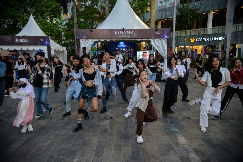 Penari <i>dance cover </i>dan pengunjung menari bersama di acara Kompasfest Creation 2023 di Dome Area, Senayan Park, Jakarta, Sabtu (17/6/2023). Harian <i>Kompas </i>kembali menyelenggarakan Kompasfest yang telah memasuki tahun ketiga pada tahun ini. 