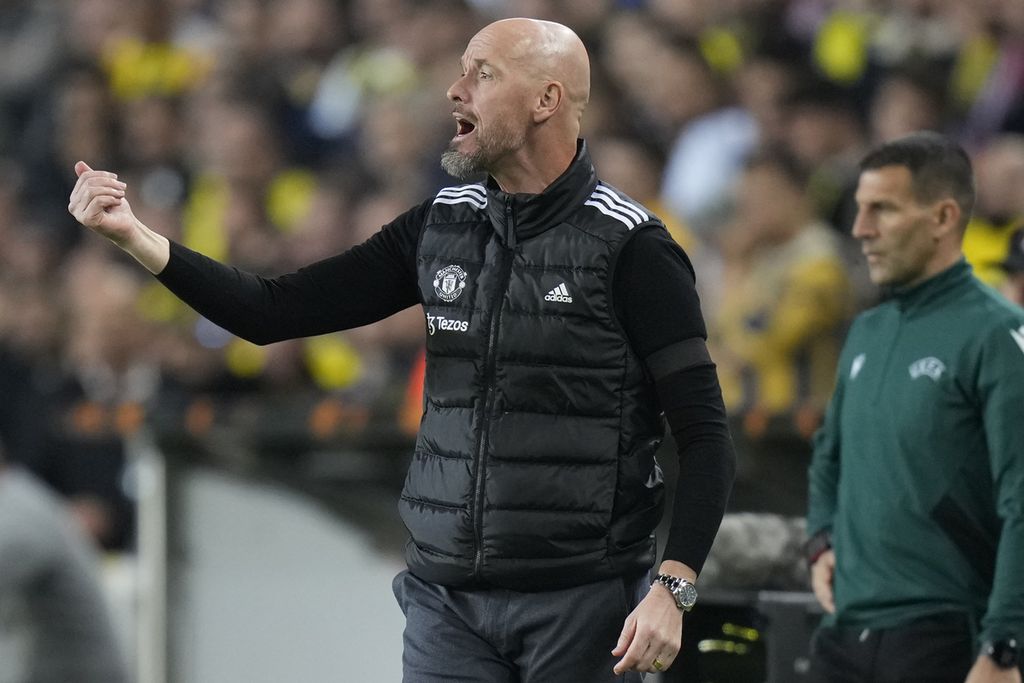 Manajer Manchester United Erik ten Hag memberikan instruksi kepada pemainnya saat laga Liga Europa lawan Fenerbahce di Istanbul, Jumat (25/10/2024) dini hari WIB. Laga berakhir imbang 1-1.