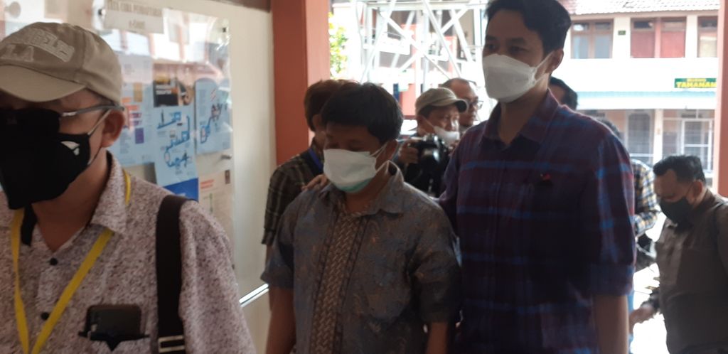  JE, tersangka dalam kasus kekerasan seksual di SMA Selamat Pagi Indonesia di Kota Batu, Jawa Timur, hadir di Pengadilan Negeri Malang, Jawa Timur, Rabu (16/2/2022). 