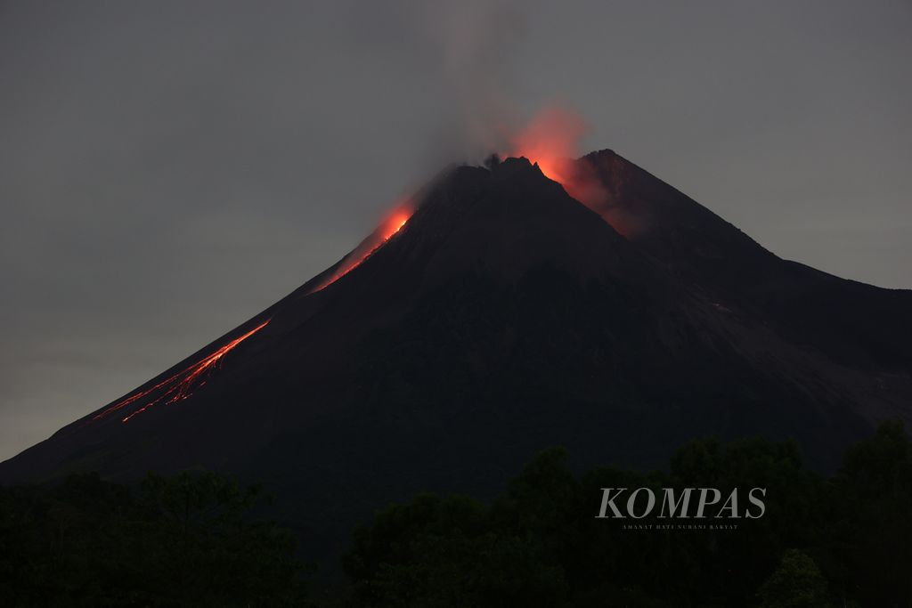 Luncuran lava pijar dari Gunung Merapi ke arah barat daya dan tenggara terlihat dari Desa Umbulharjo, Cangkringan, Sleman, DI Yogyakarta, Kamis (10/3/2022). 