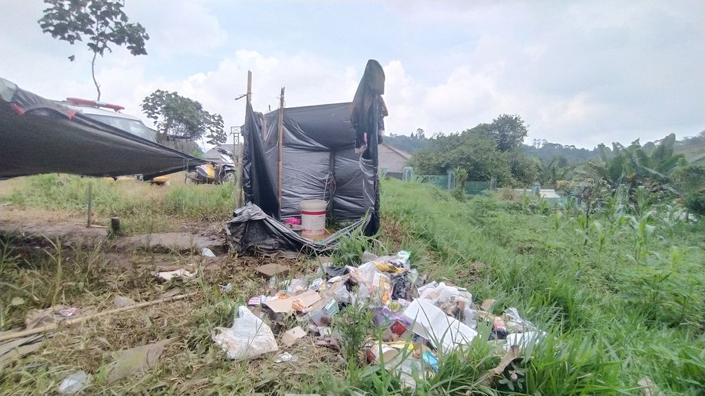 Sampah menumpuk di dekat toilet umum pengungsian di Desa Cikanyere, Kecamatan Sukaresmi, Cianjur, Jawa Barat, Minggu (27/11/2022).