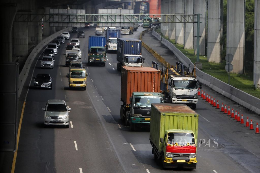 Truk barang melalui Jalan Tol Jakarta-Cikampek di kawasan Bekasi, Jawa Barat, Senin (26/6/2023). 