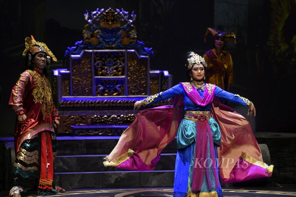 Teater Koma mementaskan lakon berjudul Roro Jonggrang yang digelar di Graha Bhakti Budaya, Taman Ismail Marzuki, Jakarta, Kamis (13/10/2022). Lakon ini Roro Jonggrang yang dipersunting Bandung Bondowoso, putra mahkota Kerajaan Pengging.